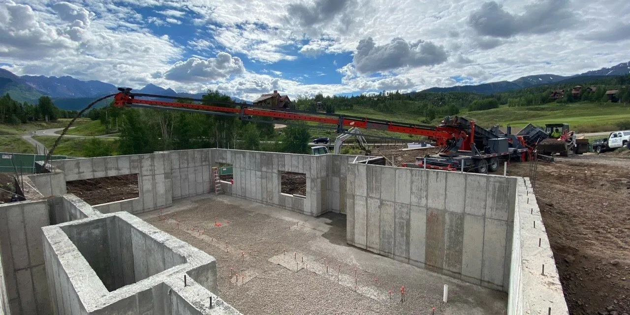 Stout concrete conveyor showing advantages by pouring in different directions and extended lengths